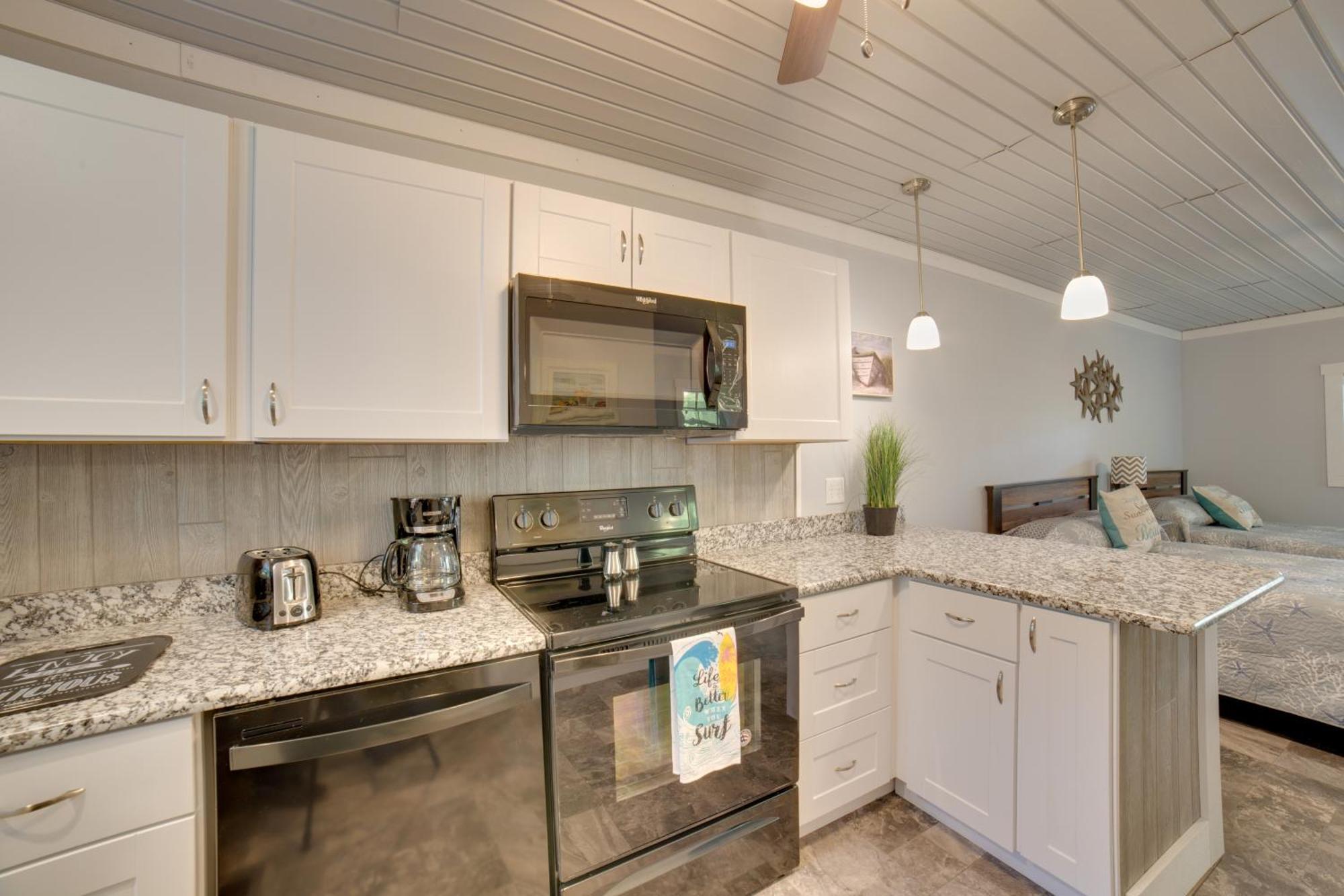 Ocean Isle Beach Studio With Patio - 1 Mi To Pier! Екстер'єр фото