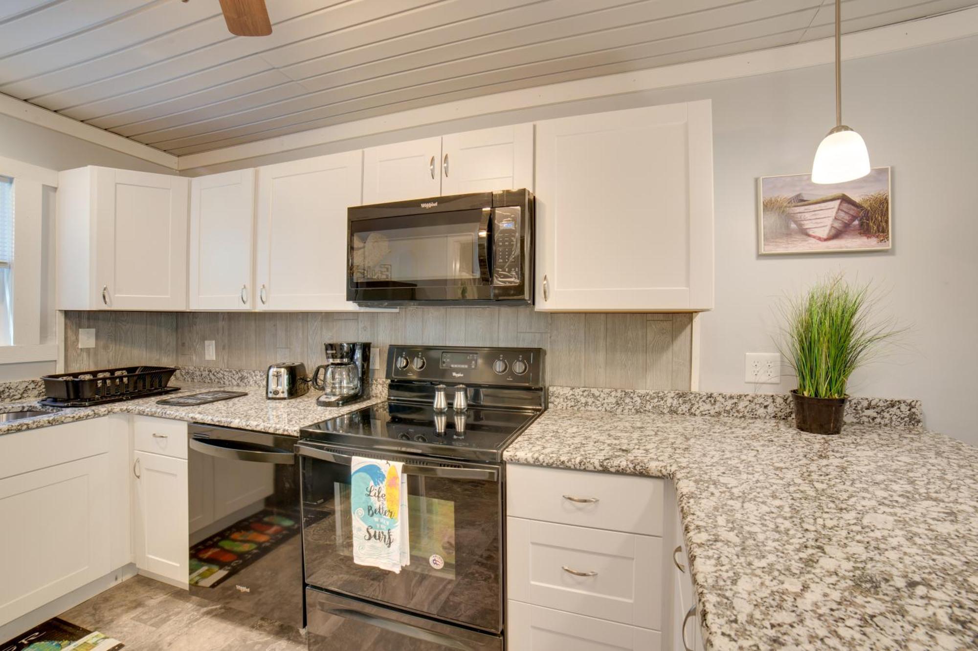Ocean Isle Beach Studio With Patio - 1 Mi To Pier! Екстер'єр фото